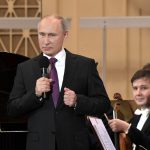 Президент России поддержал идею субсидировать авиаперелеты творческих коллективов