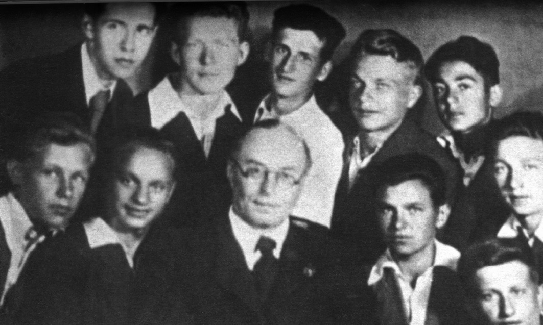 А. Свешников с первым выпуском Московского хорового училища. Владимир Минин - второй справа в первом ряду А. Свешников с первым выпуском Московского хорового училища. Владимир Минин - второй справа в первом ряду