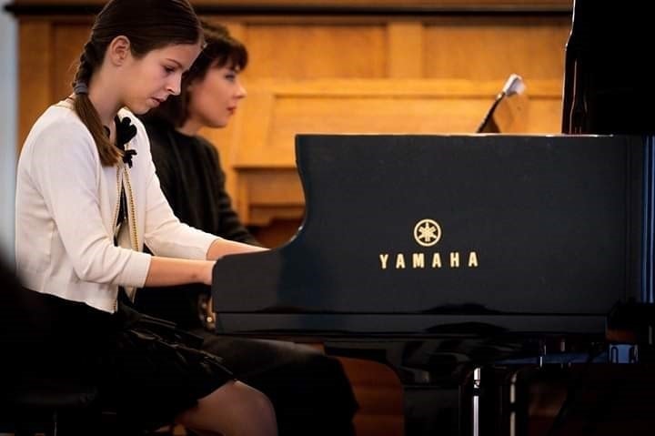 Победительница конкурса «Yamaha — ЦМШ» Анна Колесникова со своим педагогом — Заслуженной артисткой России Екатериной Мечетиной