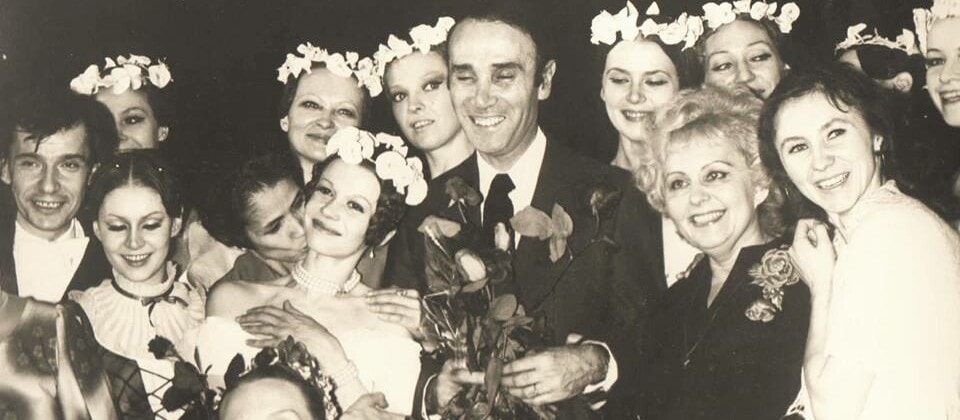 После спектакля "Сильфида" в Новосибирске: Пьер Лакотт (в центре) и А. Бердышев, Л. Гершунова, Т. Кладничкина, Л. Кондрашова, Л. Шахватова, О. Александрова, Г. Пасынкова и другие