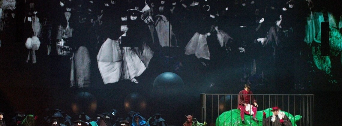 Режиссер Александр Титель и сценограф Владимир Арефьев придали впечатляющей музыкальной премьере театральную зрелищность. Фото - Сергей Родионов