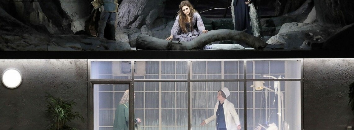 "Русалка" Дворжака в постановке Тимофея Кулябина. Вверху: Водяной — Миклош Себестьен. Русалка — Динара Алиева. Ежибаба — Елена Манистина. Внизу: Отец невесты — Сергей Вершинин. Врач — Екатерина Жукова-Чумаченко.