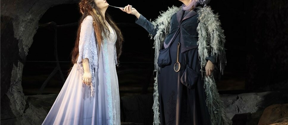 Русалка — Динара Алиева, Ежибаба — Елена Манистина. Фото - Дамир Юсупов