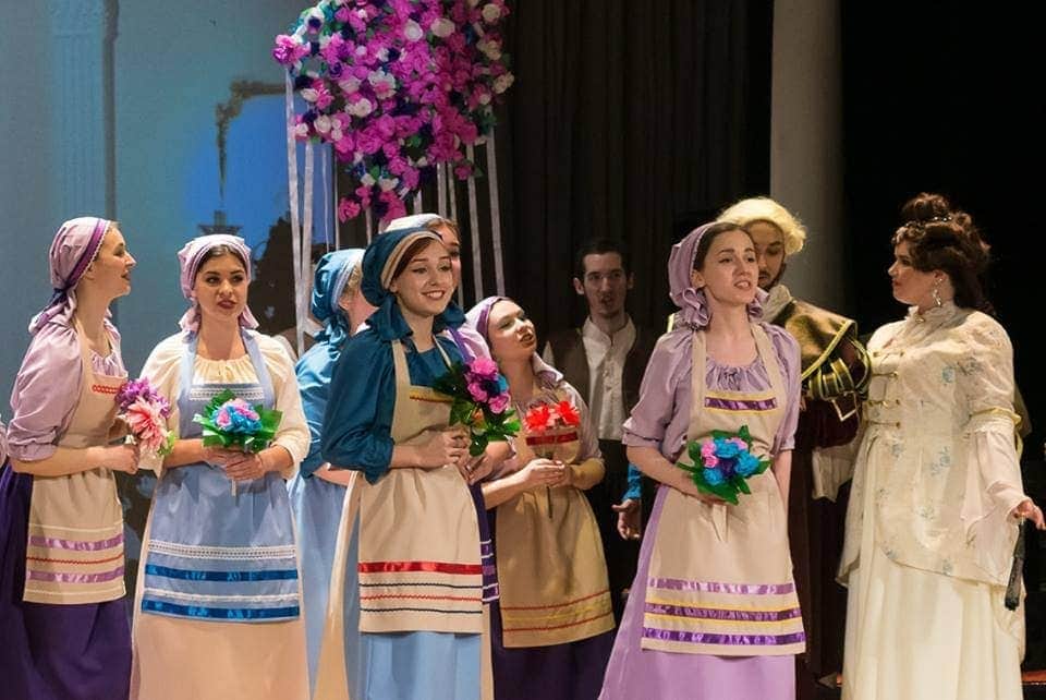 В костюмах Аревик Малхасян и Татьяны Сироты чуть заметен (у простого народца в графском имении) малороссийский колорит В костюмах Аревик Малхасян и Татьяны Сироты чуть заметен (у простого народца в графском имении) малороссийский колорит