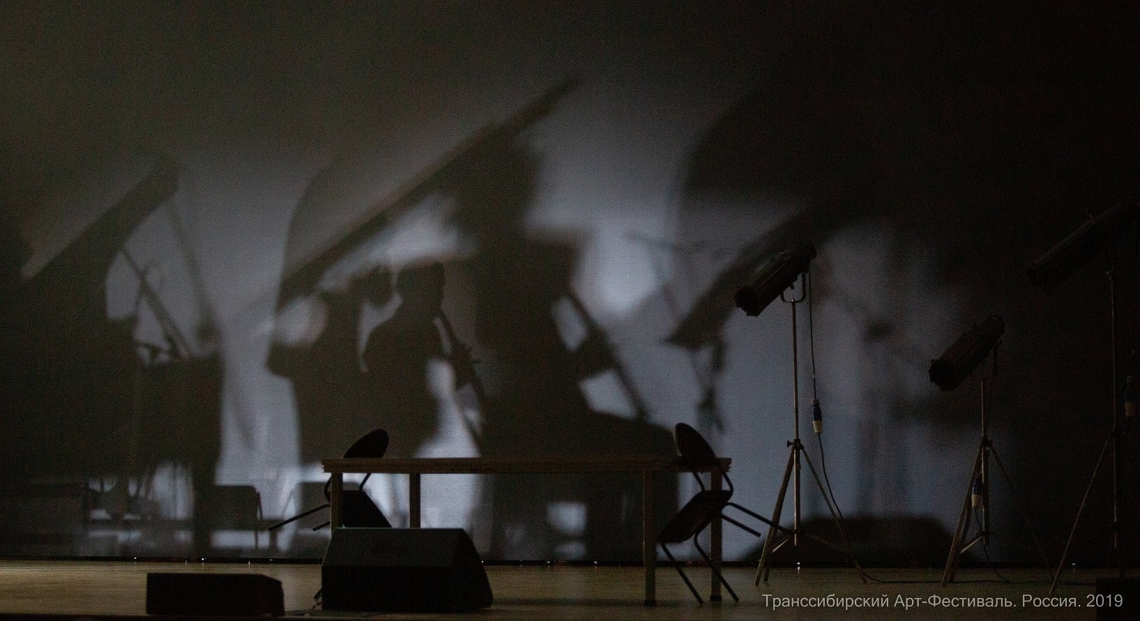Сцена из спектакля "Черт, солдат и скрипка" в постановке Михаила Кислярова. Фото - Александр Иванов