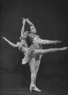 «Золушка» в постановке Олега Виноградова (1964). Солисты - Народная артистка СССР Лидия Крупенина и Заслуженный артист России Юрий Гревцов «Золушка» в постановке Олега Виноградова (1964). Солисты - Народная артистка СССР Лидия Крупенина и Заслуженный артист России Юрий Гревцов