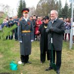 Валерий Гергиев и музыканты Мариинского оркестра и Губернаторского симфонического оркестра Кузбасса посадили молодые сосны. Фото - Юлия Потапова / РГ