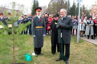 Валерий Гергиев и музыканты Мариинского оркестра и Губернаторского симфонического оркестра Кузбасса посадили молодые сосны. Фото - Юлия Потапова / РГ