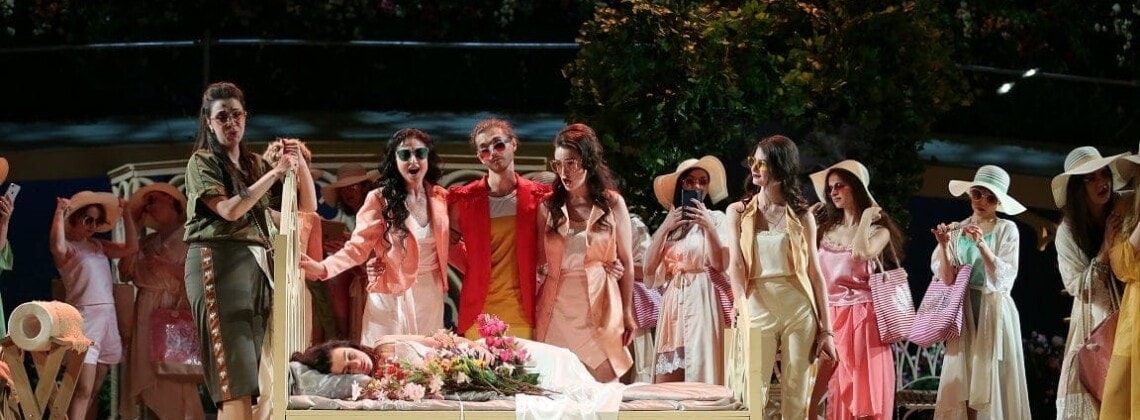 “С гаджетами и красивыми девушками в спектакле полный порядок”. Фото – Ирина Шымчак