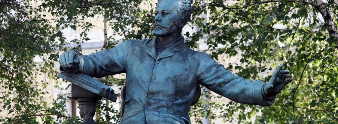 Памятник П. И. Чайковскому работы В. И. Мухиной