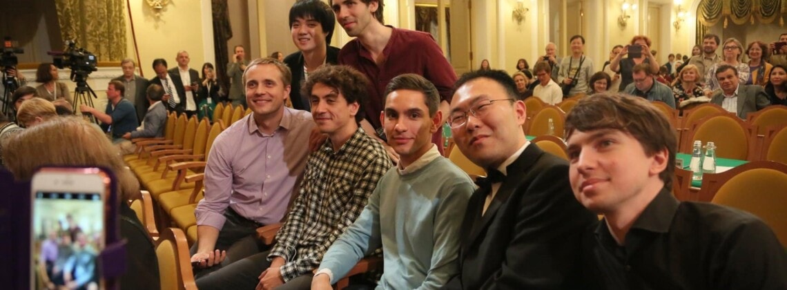 Финалисты XVI Международного конкурса им. Чайковского и дирижер Василий Петренко. Фото - Ирина Шымчак