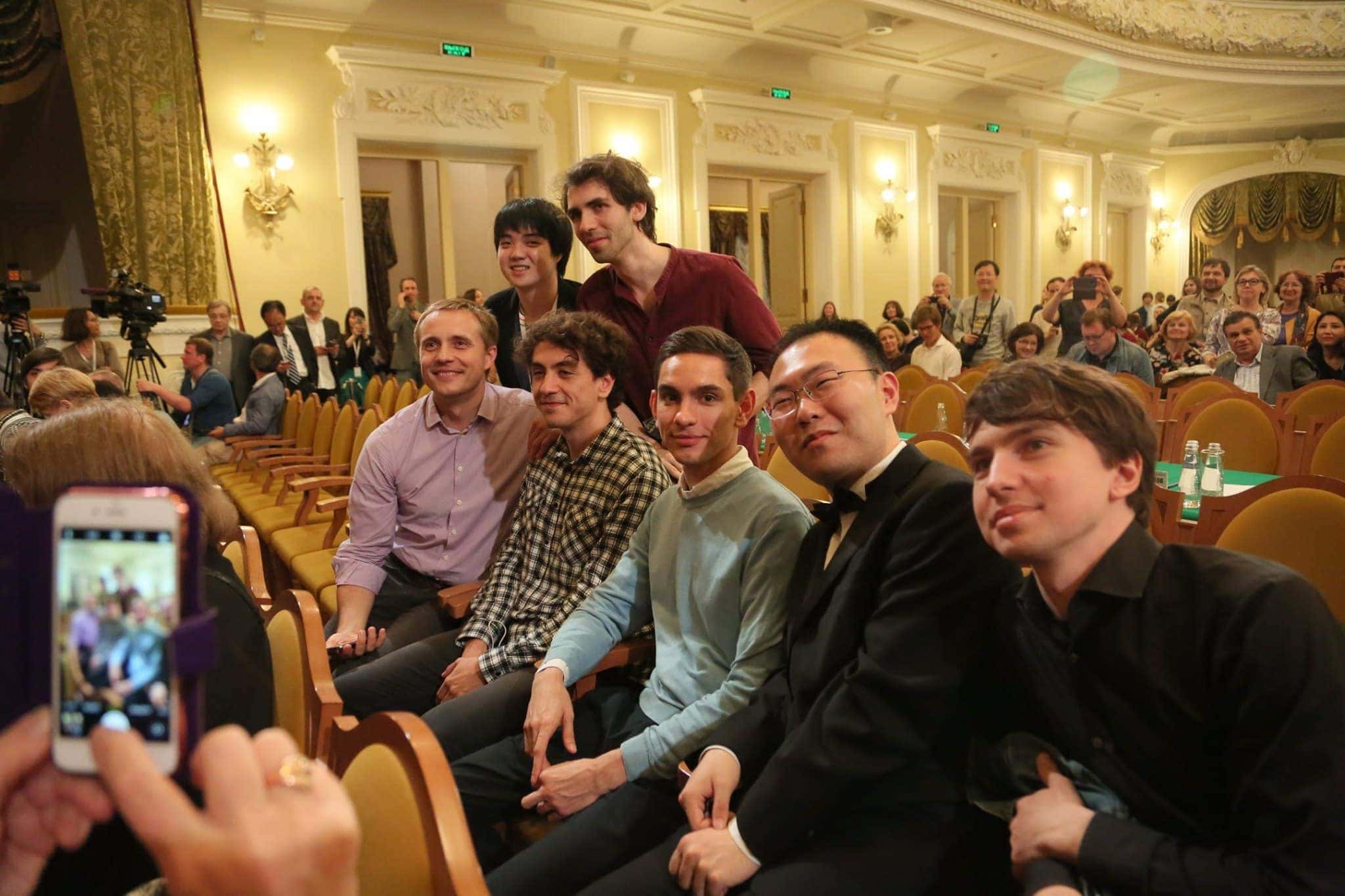 Финалисты XVI Международного конкурса им. Чайковского и дирижер Василий Петренко. Фото - Ирина Шымчак