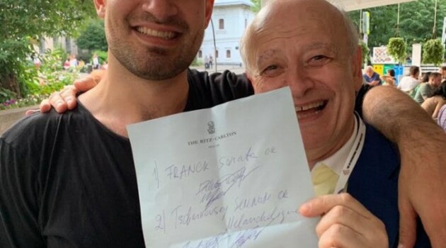 Марк Бушков и Эдуард Вульфсон во время Конкурса Чайковского на террасе отеля Риц-Карлтон, Москва, июнь 2019