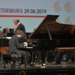 Александр Канторов и симфонический оркестр Мариинского театра п/у Валерия Гергиева. Фото - пресс-служба Конкурса имени Чайковского