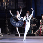 Светлана Захарова (Одиллия) и Александр Волчков (Принц Зигфрид) в балете "Лебединое озеро". Фото - Дамир Юсупов
