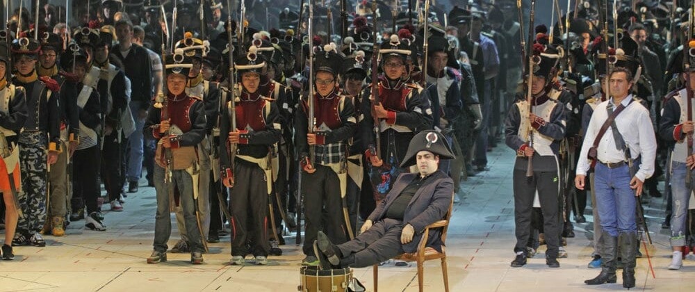 В опере "Война и мир", которую театр показал на гастролях в Китае, приняли участие китайские студенты. Фото - Валерий Самойлов