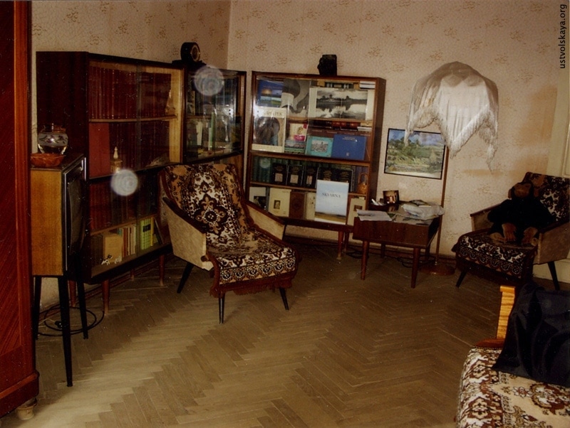 Квартира Г.И. Уствольской в доме на пр. Гагарина в Ленинграде. Фото 1998г. В 1970-х вид был гораздо строже, без «вернисажей» за стёклами