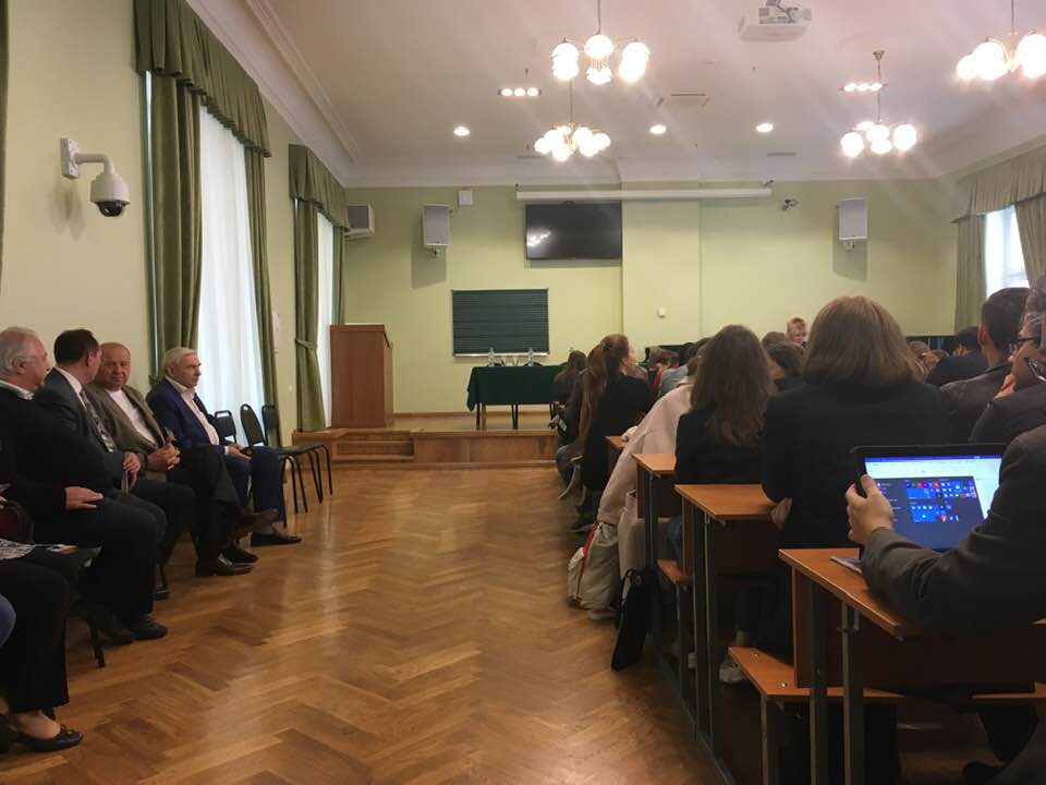 Рабочий момент встречи директора департамента науки и образования Министерства культуры Наталии Шутенко, ректора МГК Александра Соколова и студентов МГК