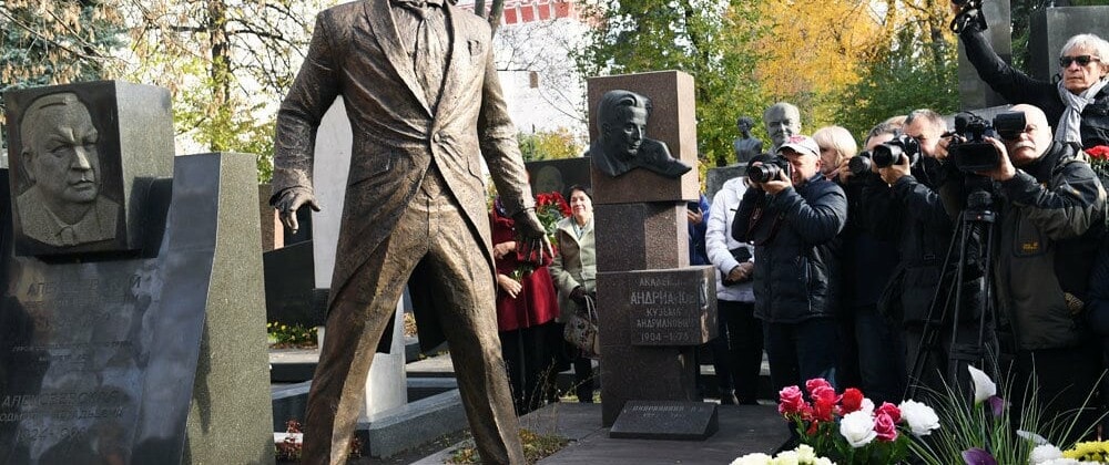Памятник Дмитрию Хворостовскому открыли на Новодевичьем кладбище. Фото - Сергей Пятаков/РИА Новости