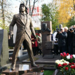 Памятник Дмитрию Хворостовскому открыли на Новодевичьем кладбище. Фото - Сергей Пятаков/РИА Новости