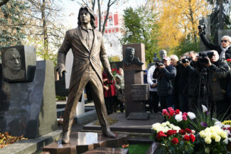 Памятник Дмитрию Хворостовскому открыли на Новодевичьем кладбище. Фото - Сергей Пятаков/РИА Новости