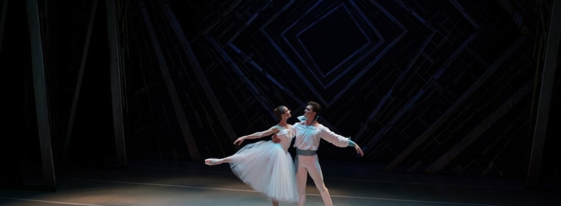 Балет С. Прокофьева "Золушка" в театре Республики Коми. Золушка - Наталья Супрун, Принц - Ринат Бикмухаметов. Фото - Юрий Ефимец