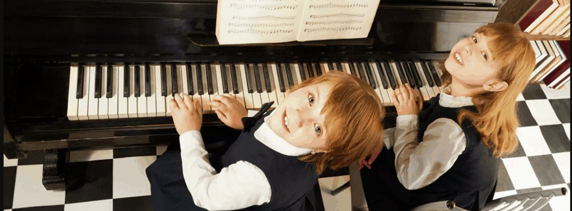 Ученые выяснили, как музыкальное образование влияет на человека. Фото - Depositphotos / serrnovik