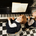 Ученые выяснили, как музыкальное образование влияет на человека. Фото - Depositphotos / serrnovik