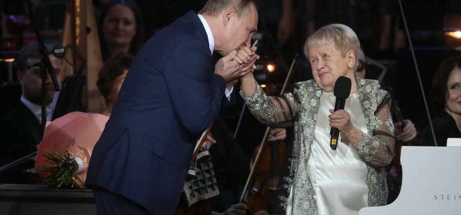 АВладимир Путин и Александра Пахмутова. Фото - Известия /Александр Казаков