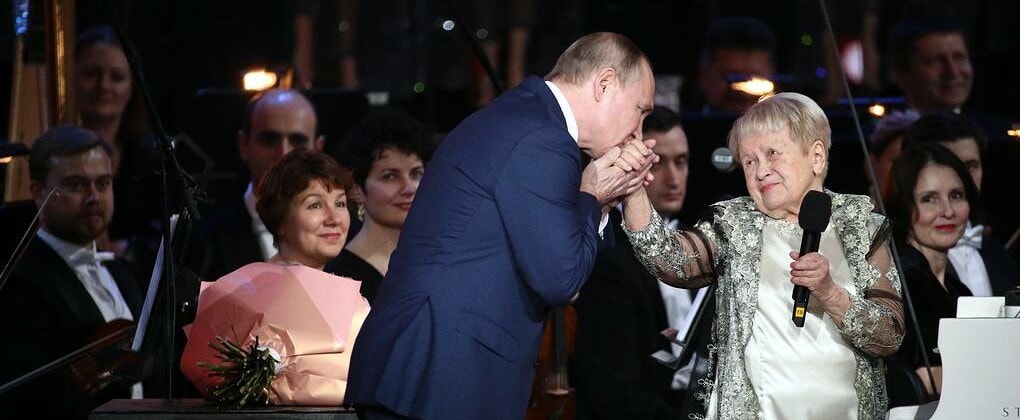 Владимир Путин поздравил Александру Пахмутову с юбилеем. Фото - Сергей Бобылев/ТАСС