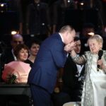 Владимир Путин поздравил Александру Пахмутову с юбилеем. Фото - Сергей Бобылев/ТАСС