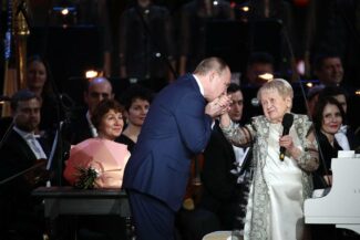 Владимир Путин поздравил Александру Пахмутову с юбилеем. Фото - Сергей Бобылев/ТАСС