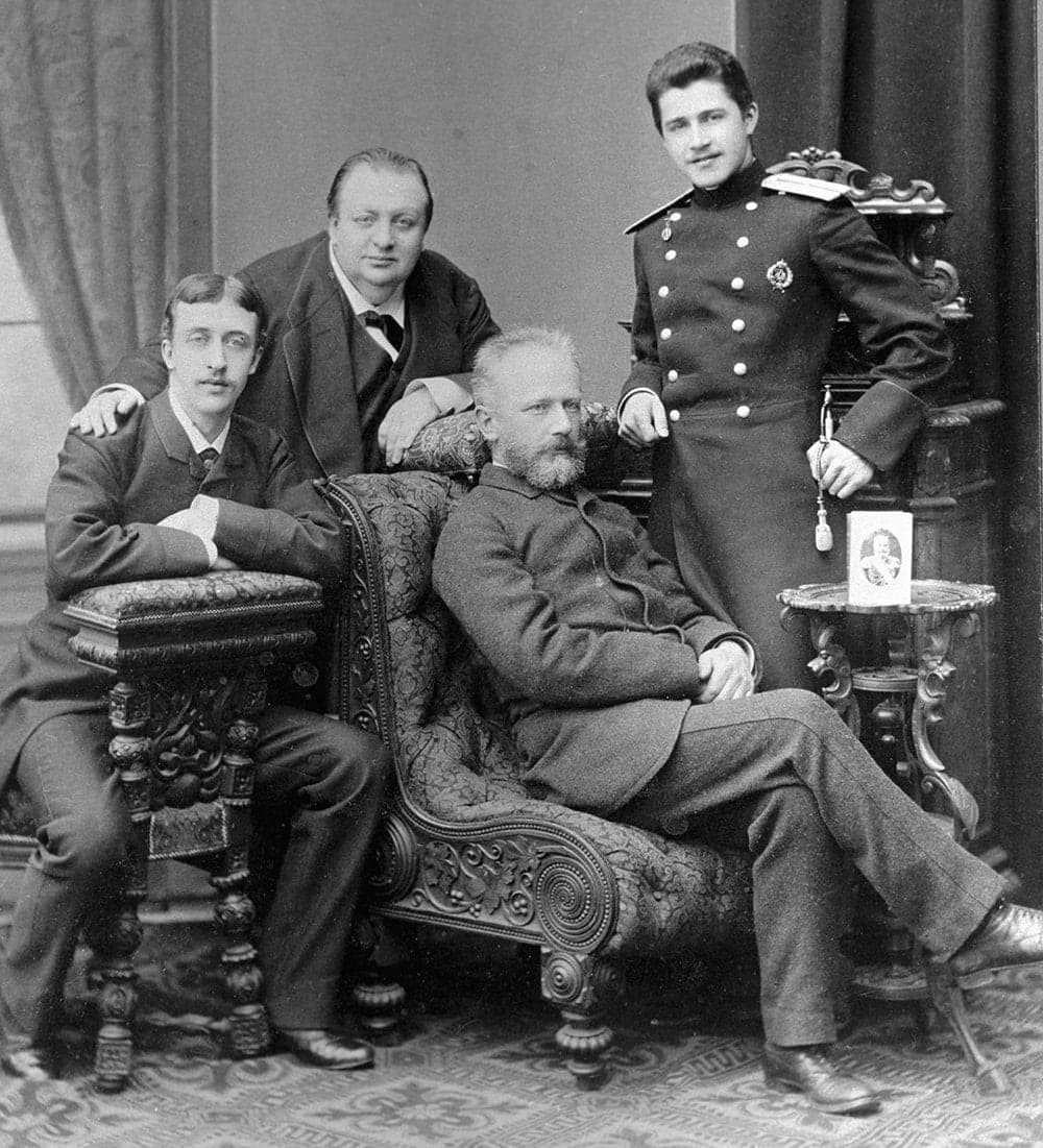 Композитор Пётр Чайковский (сидит справа), племянник композитора Георгий Карцев (справа). В. Жедринский (слева), поэт Алексей Апухтин (2 слева)