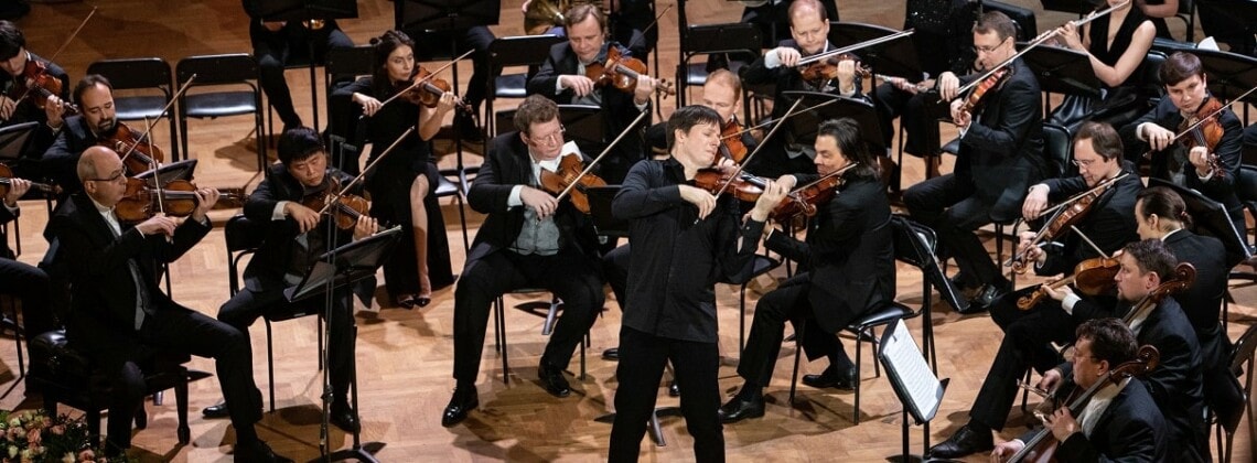 Джошуа Белл и оркестр "Виртуозы Москвы". Фото предоставлено агентством «Подмосковные вечера»