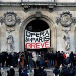 Забастовка у здания Гранд-Опера в Париже. Фото - Reuters/GONZALO FUENTES