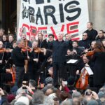 Артисты Парижской оперы дали уличный концерт против пенсионной реформы. Фото - REUTERS/Charles Platiau