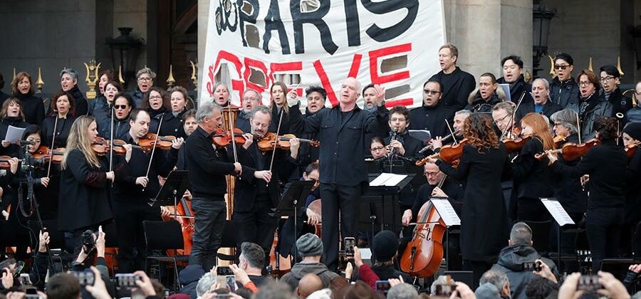 Артисты Парижской оперы дали уличный концерт против пенсионной реформы. Фото - REUTERS/Charles Platiau