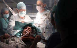 Операция на мозге под звуки скрипки. Фото - Guardian News / youtube.com
