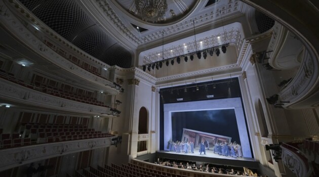 Берлинская Staatsoper, 12 марта, во время прямой трансляции оперы «Кармен», прошедшей при пустом зале © Peter Adamik