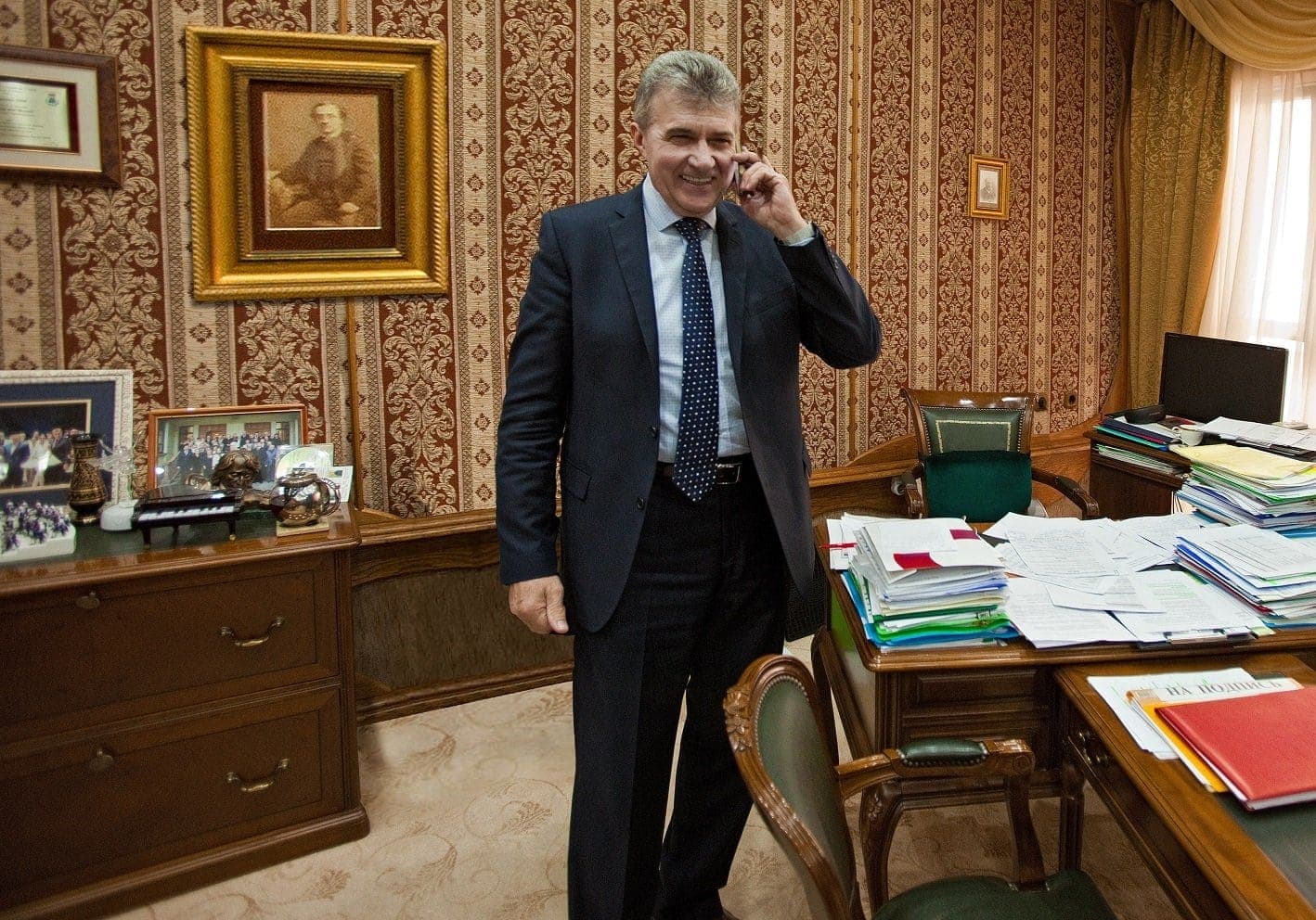 "На художественного руководителя – генерального директора Ростовского музыкального театра Вячеслава Кущёва смотрит со стены кабинета портрет Григория Вальяно". "На художественного руководителя – генерального директора Ростовского музыкального театра Вячеслава Кущёва смотрит со стены кабинета портрет Григория Вальяно".