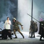 Герои картины Брейгеля-старшего окружают узников дома. Фото © Monika Rittershaus/www.staatsoper-berlin.de