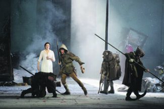 Герои картины Брейгеля-старшего окружают узников дома. Фото © Monika Rittershaus/www.staatsoper-berlin.de Герои картины Брейгеля-старшего окружают узников дома. Фото © Monika Rittershaus/www.staatsoper-berlin.de