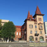 Слева, за деревьями - здание общежития, справа - Саратовская консерватория