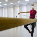 Смогут ли артисты балета танцевать в масках? И придут ли на такой спектакль зрители? AFP