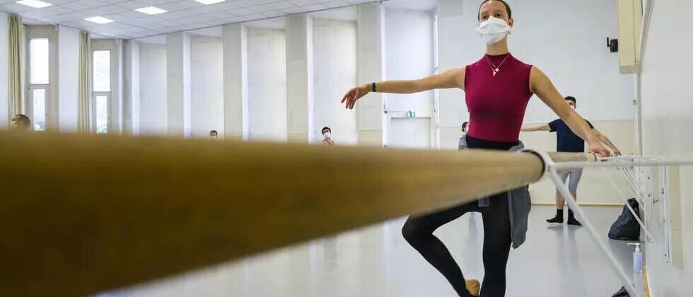 Смогут ли артисты балета танцевать в масках? И придут ли на такой спектакль зрители? AFP