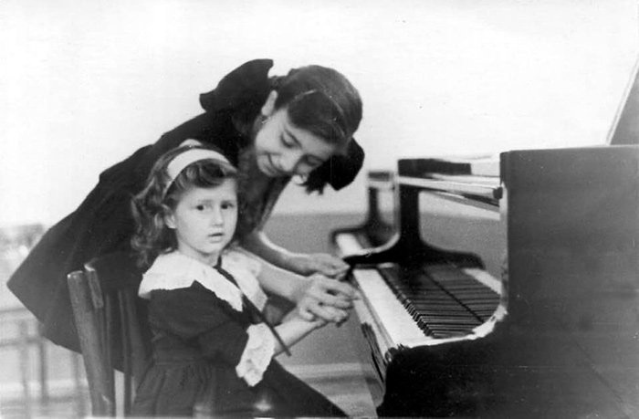 С сестрой после первого сольного концерта. Тбилиси, 1963 год С сестрой после первого сольного концерта. Тбилиси, 1963 год