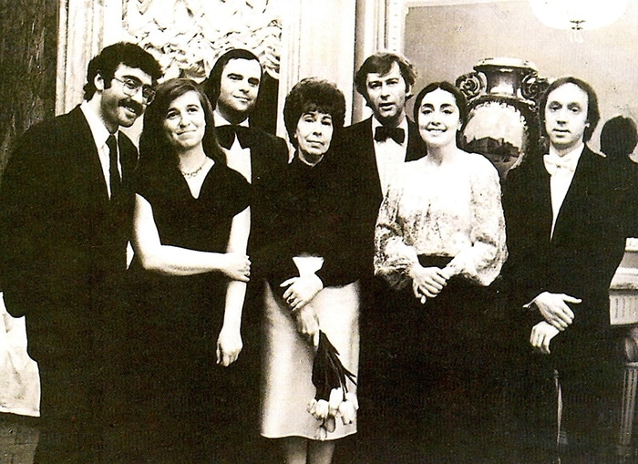 А. Палей, Д. Иоффе, С. Кручин, В. Горностаева, А. Слободяник, Э. Анджапаридзе, П. Егоров в артистической БЗФ, Ленинград, 1986 год А. Палей, Д. Иоффе, С. Кручин, В. Горностаева, А. Слободяник, Э. Анджапаридзе, П. Егоров в артистической БЗФ, Ленинград, 1986 год