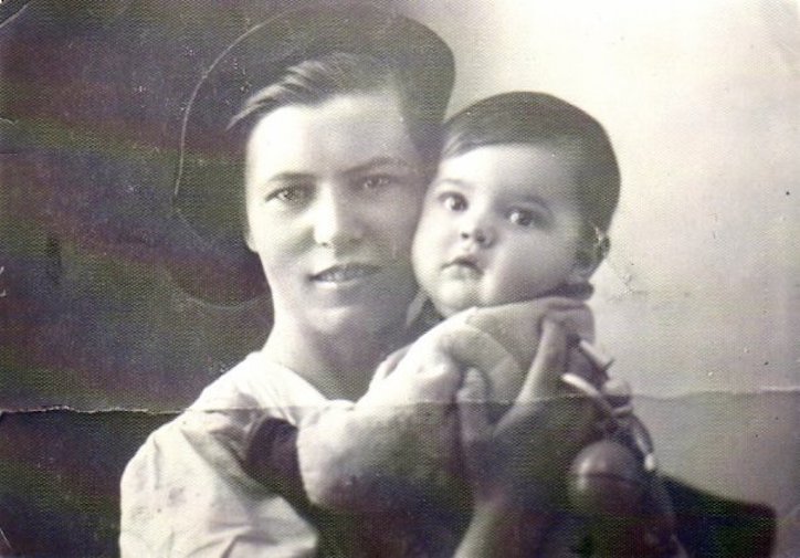 Маргарита Шапошникова с мамой, Саратов, 1940-е годы Маргарита Шапошникова с мамой, Саратов, 1940-е годы