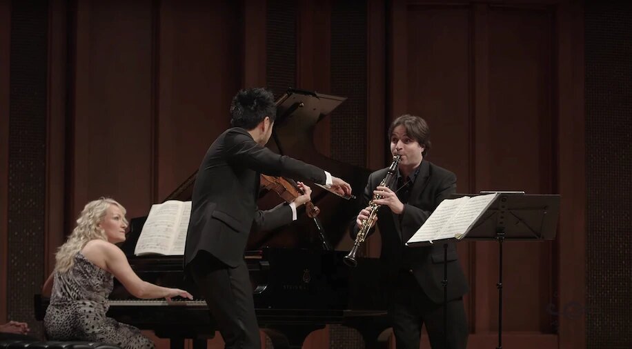 Скриншот видео Camerata Pacifica, которое было заблокировано на Facebook предположительно за нарушение авторских прав. Молли Моркоски (фортепиано), Ричард О’Нил (альт) и Жозе Франш-Баллестер (кларнет) играют «Кегельштатт» Моцарта