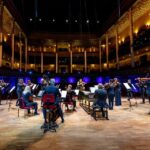 Янин Янсен выступила с оркестром в качестве солистки и дирижера с программой из сочинений Бетховена и Баха. Фото - facebook.com/kungligafilharmonikerna/photos